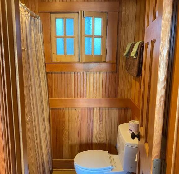 فندق صغير Whistling Winds Motel