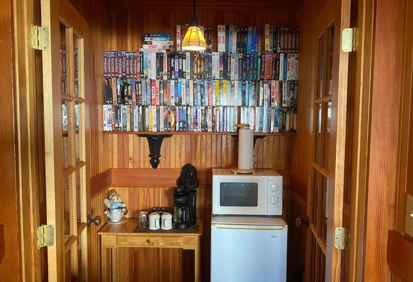 فندق صغير Whistling Winds Motel