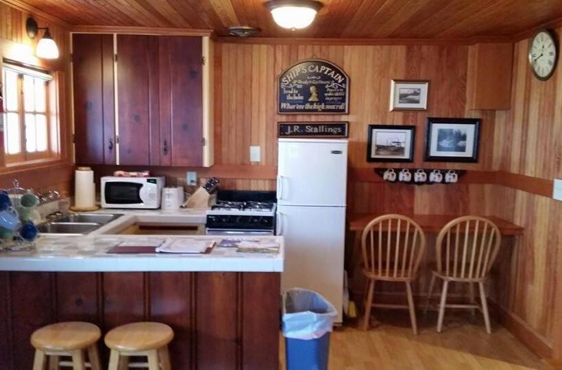 فندق صغير Whistling Winds Motel