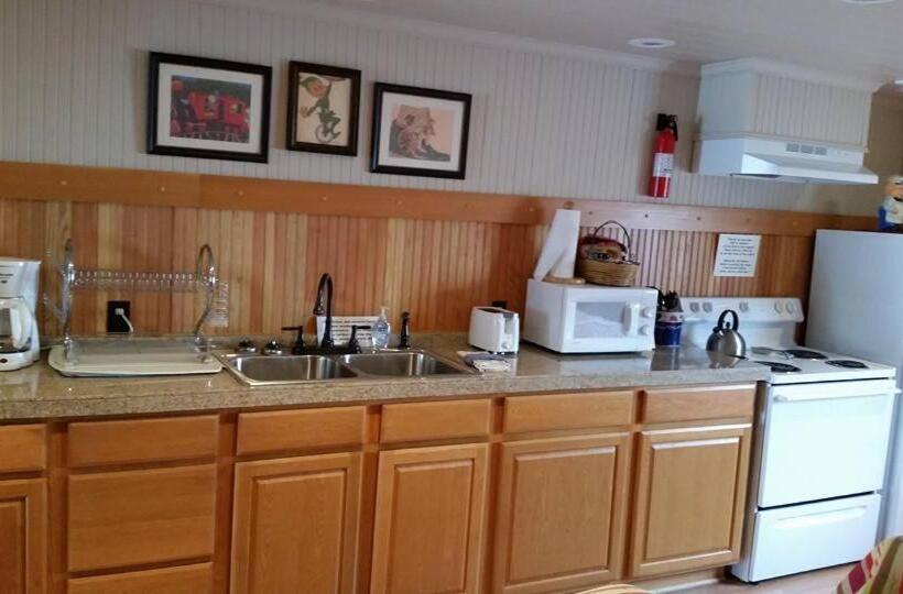 فندق صغير Whistling Winds Motel