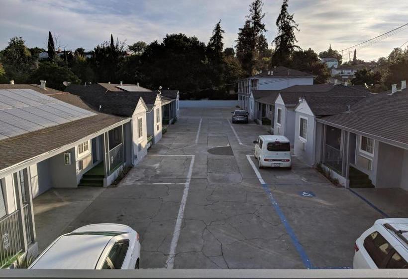 فندق على الطريق Deluxe Inn