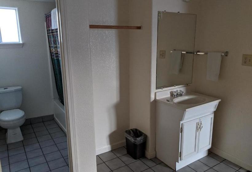 فندق على الطريق Deluxe Inn