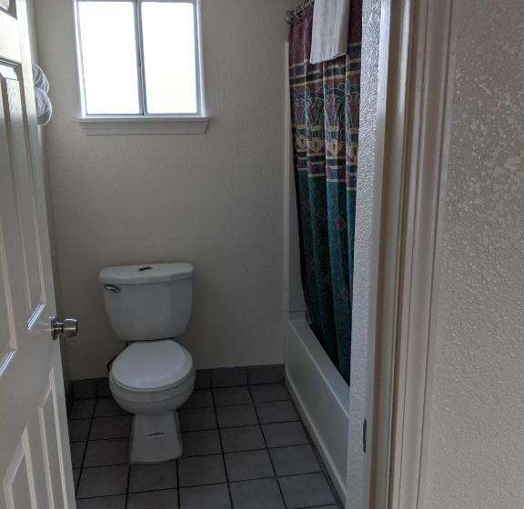 فندق على الطريق Deluxe Inn