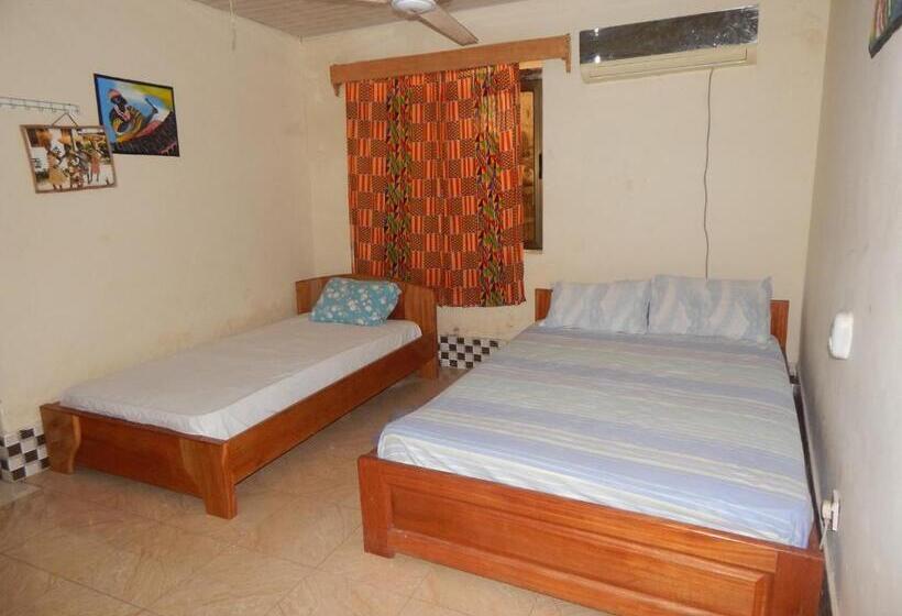 پانسیون Akomapa Village