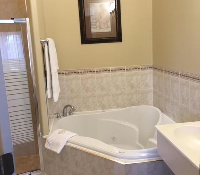 הוסטל Lakeshore Inn