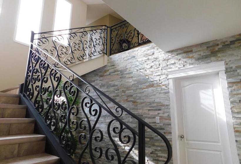 הוסטל Lakeshore Inn