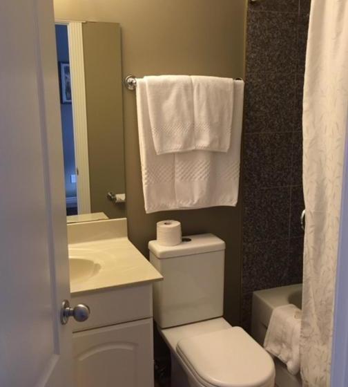 הוסטל Lakeshore Inn