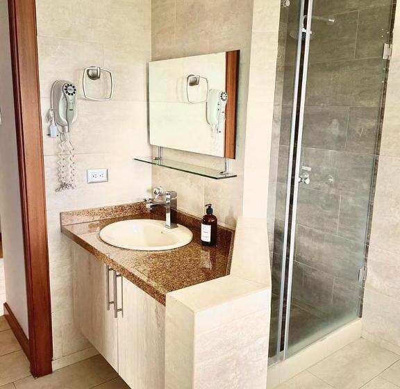 Quito Airport Suites Hotel