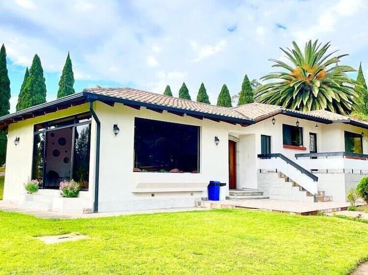 Quito Airport Suites Hotel