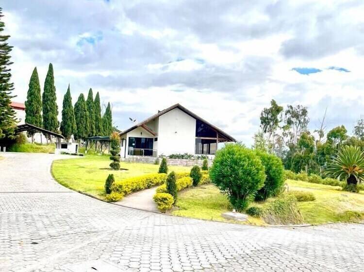 Quito Airport Suites Hotel