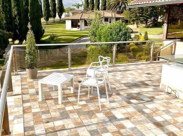 Quito Airport Suites Hotel