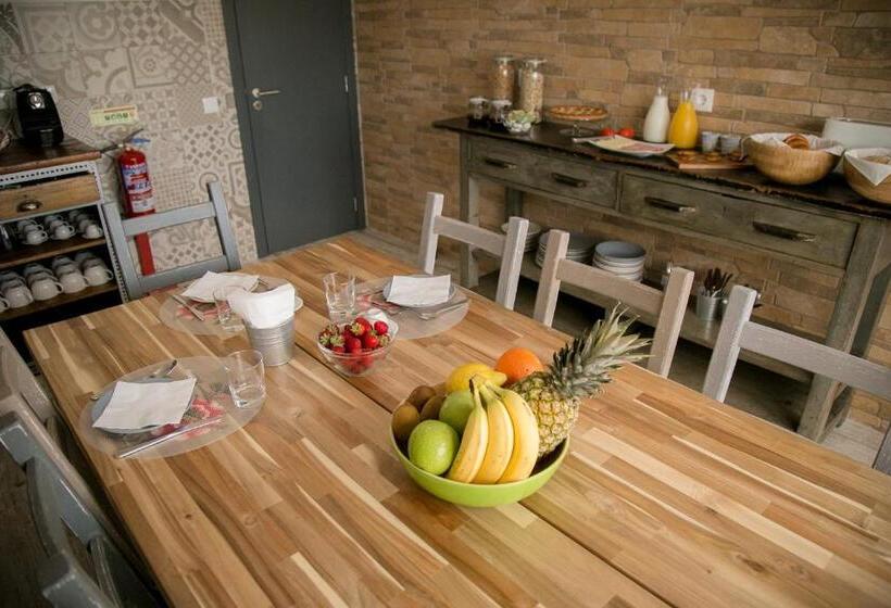 تختخواب و صبحانه The Globetrotter's Inn