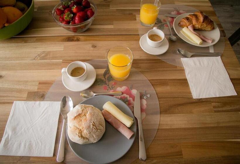 تختخواب و صبحانه The Globetrotter's Inn