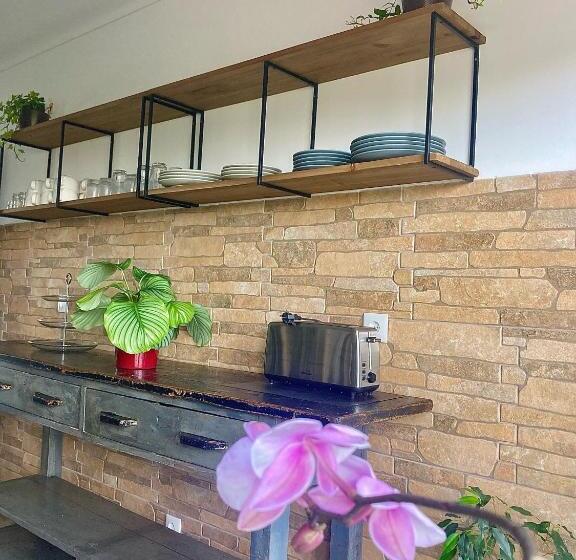 تختخواب و صبحانه The Globetrotter's Inn