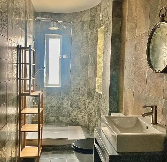 تختخواب و صبحانه The Globetrotter's Inn