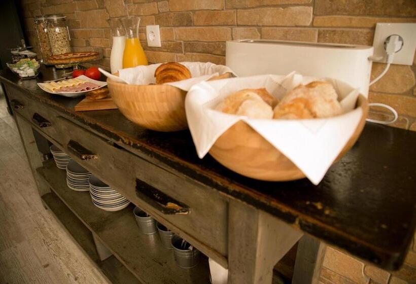 تختخواب و صبحانه The Globetrotter's Inn