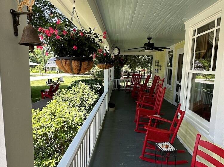 فندق Red Rocker Inn