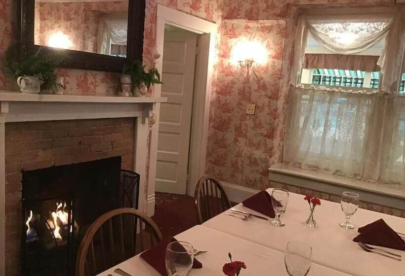 فندق Red Rocker Inn