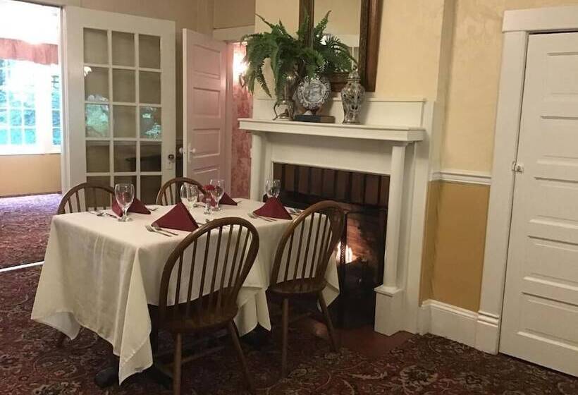 فندق Red Rocker Inn