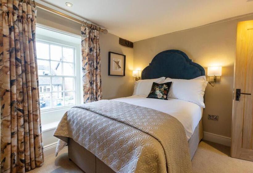 הוסטל The Fox And Hounds Country Inn