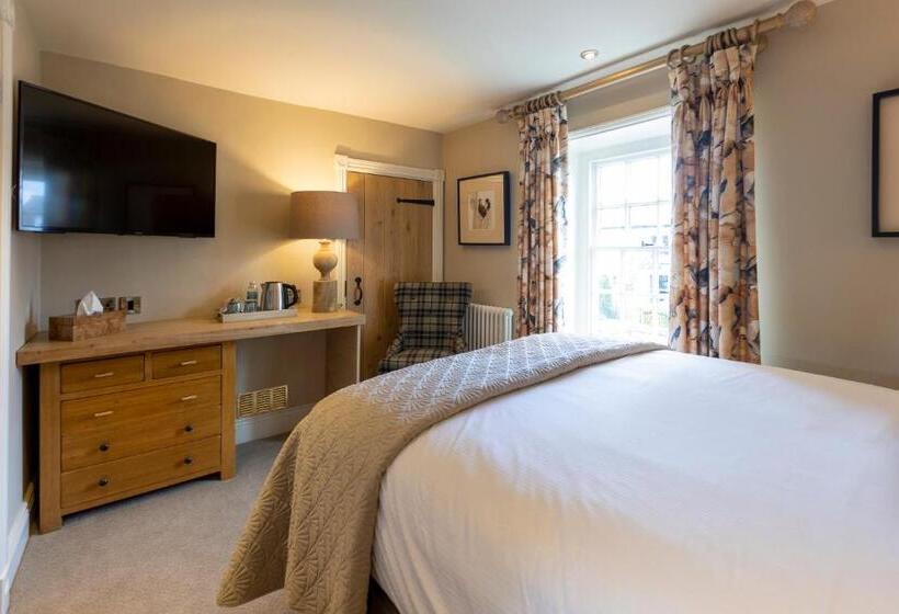 הוסטל The Fox And Hounds Country Inn