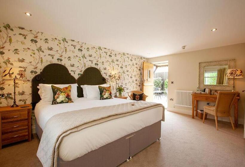 הוסטל The Fox And Hounds Country Inn