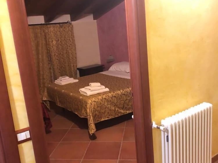 ホテル Agriturismo La Vedetta Dei Nebrodi