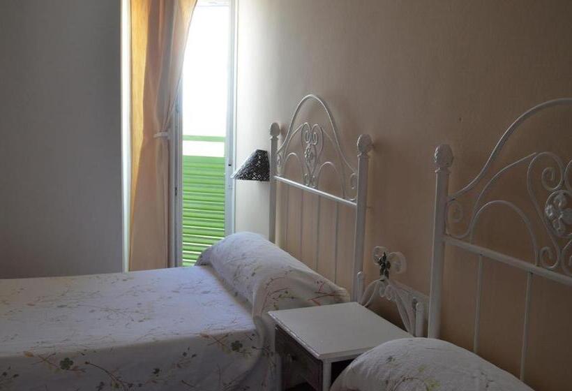 פנסיון Hostal Doña Antonia