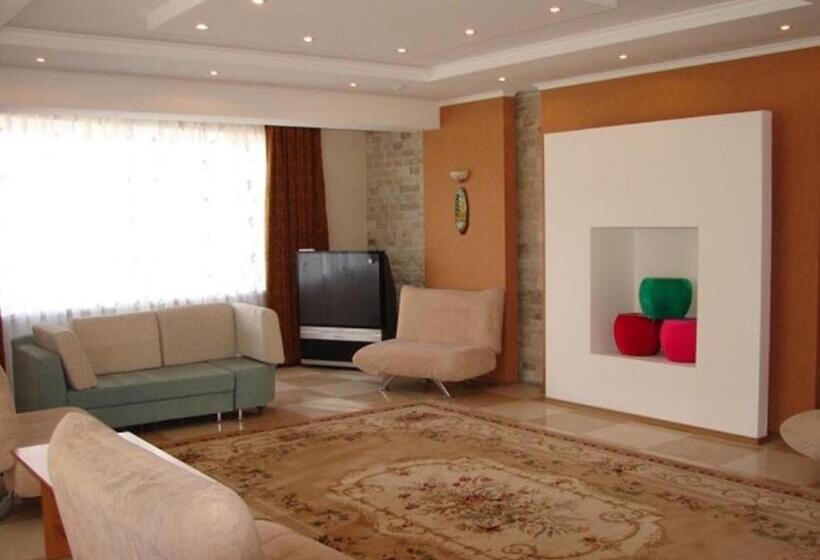 استراحتگاه Tri Korony