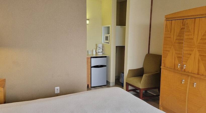 The Crusader Oceanfront Family Resort