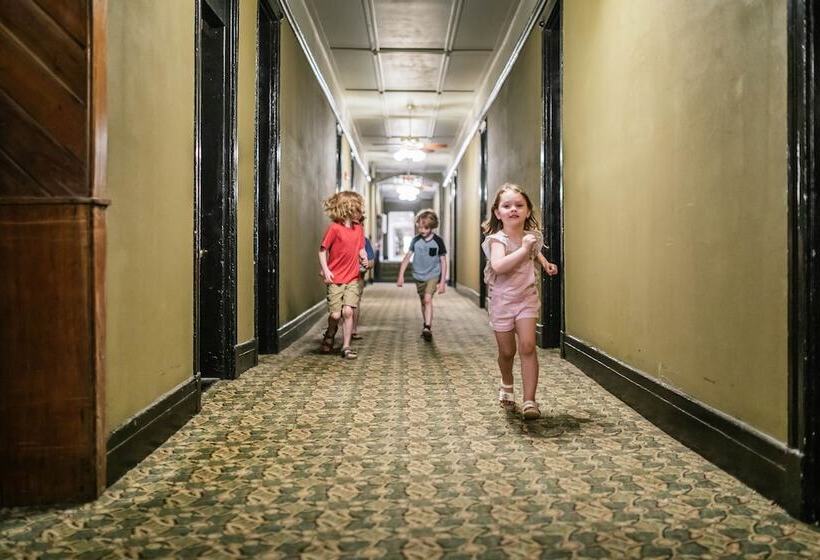 1886 Crescent Hotel And Spa