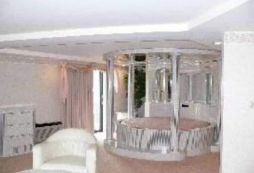 Отель Chateau Royale Inn