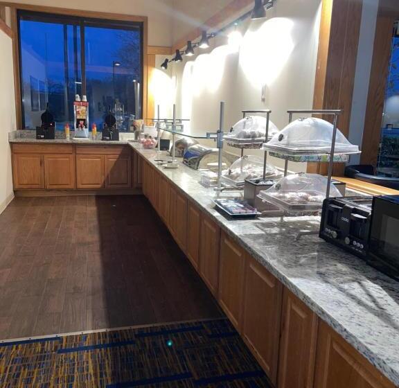 בית מלון כפרי Howard Johnson By Wyndham Merrillville