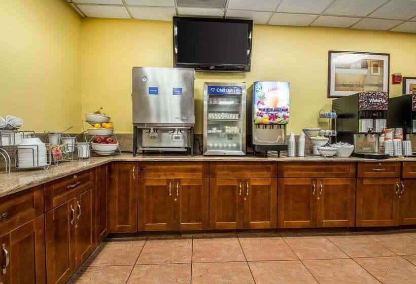 Отель Comfort Inn & Suites Kissimmee By The Parks