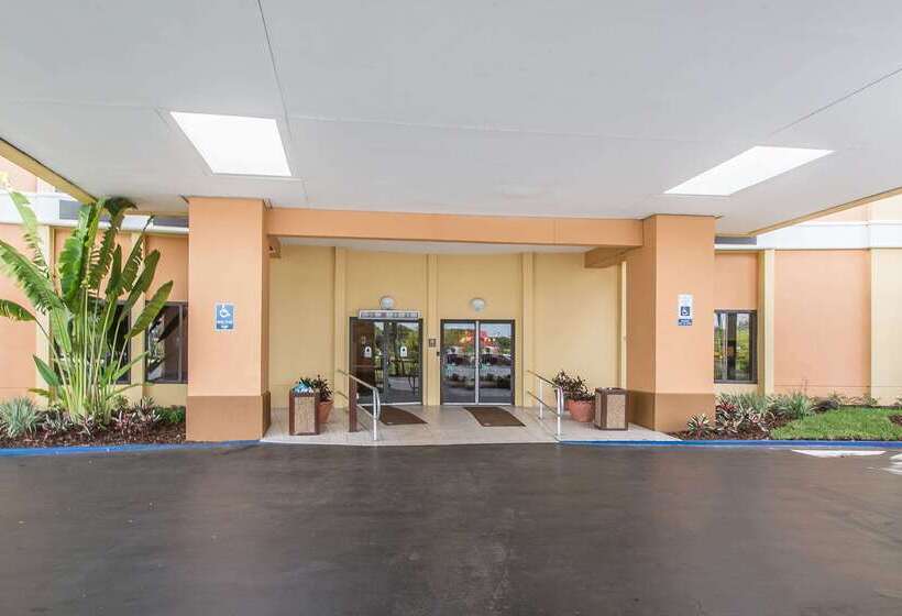 Отель Comfort Inn & Suites Kissimmee By The Parks
