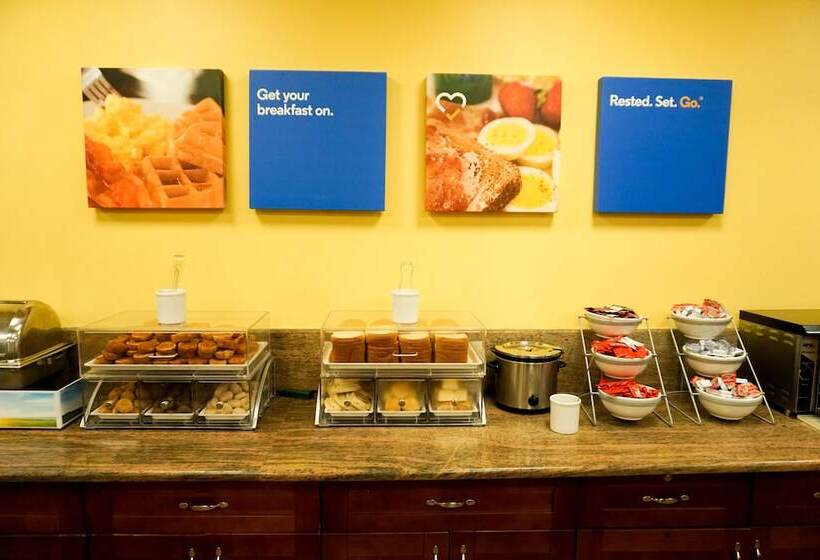 Отель Comfort Inn & Suites Kissimmee By The Parks