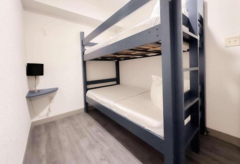 Отель Comfort Inn & Suites Kissimmee By The Parks