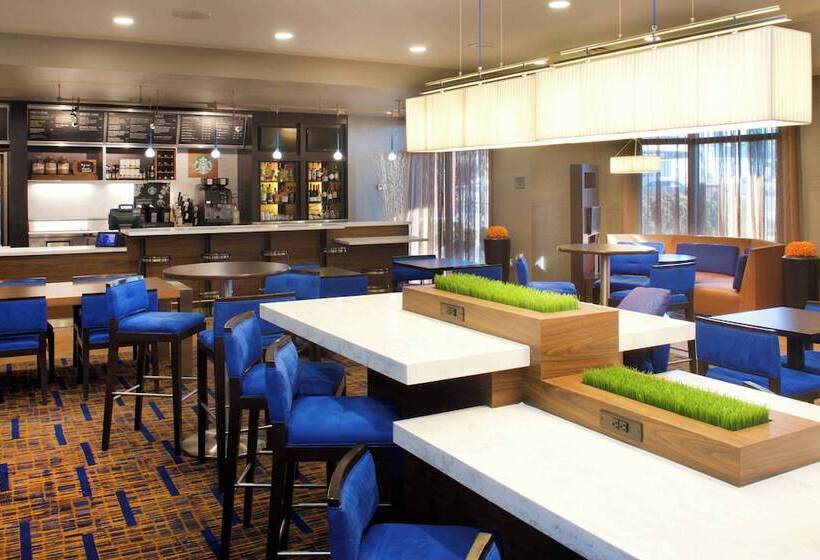 ホテル Courtyard By Marriott Bloomington