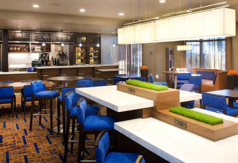 ホテル Courtyard By Marriott Bloomington
