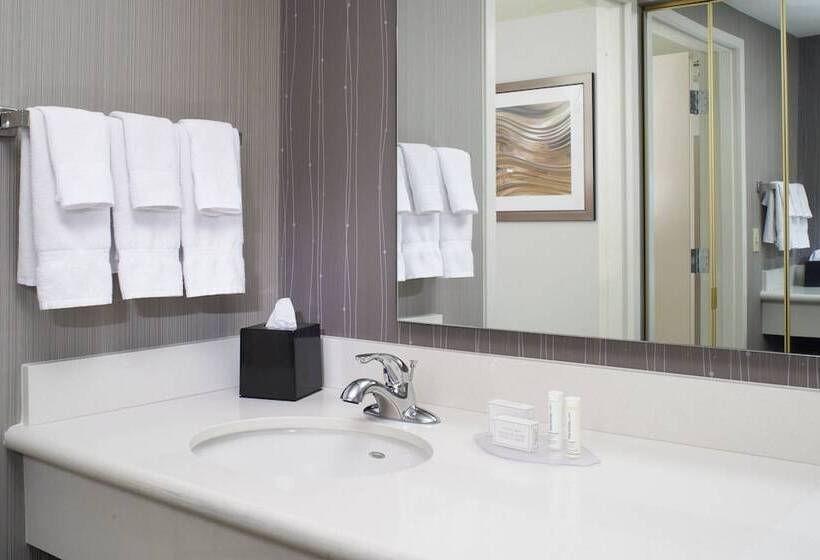 هتل Courtyard Cleveland Airport North