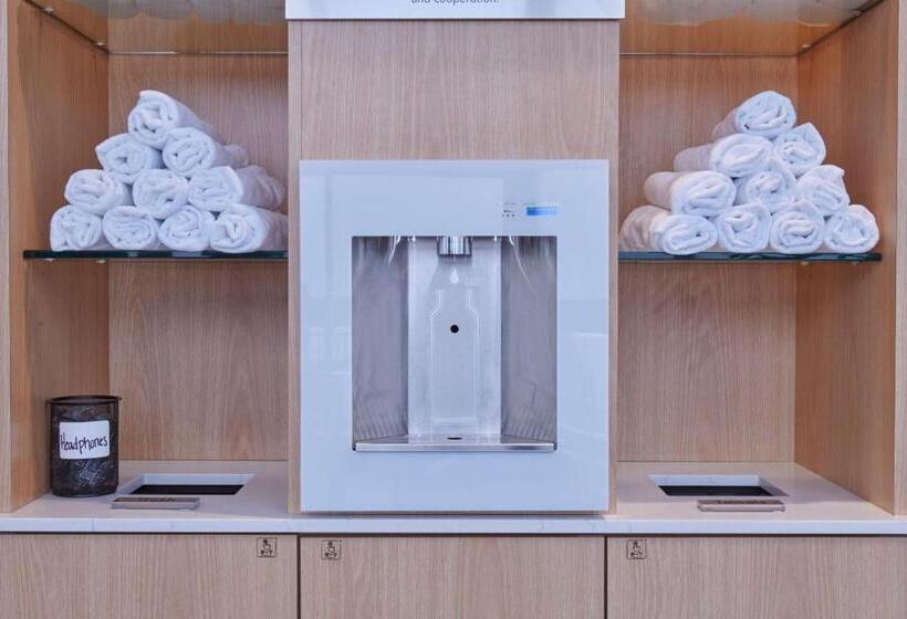 ホテル Courtyard By Marriott Detroit Livonia