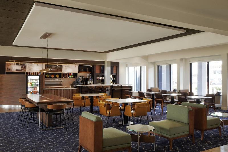 هتل Courtyard By Marriott St. Louis Downtown West