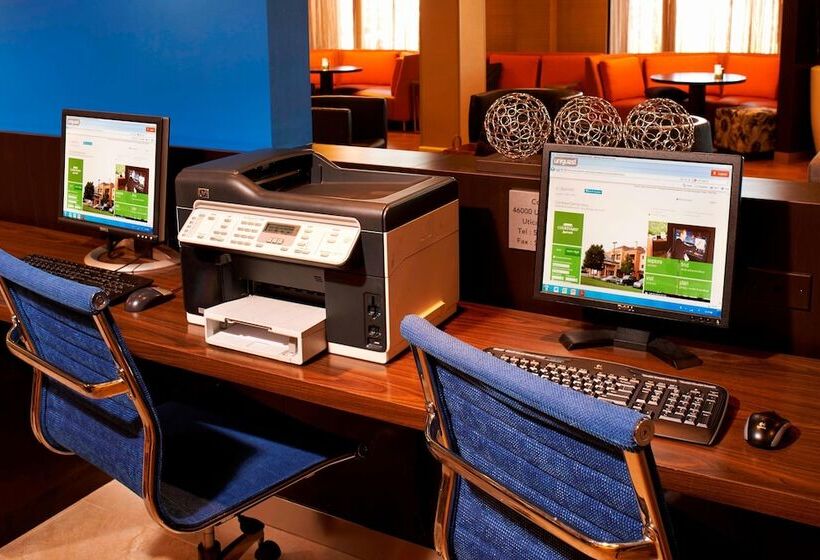 ホテル Courtyard Detroit Utica