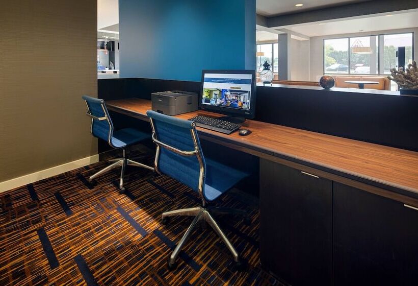 فندق Courtyard Grand Rapids Airport