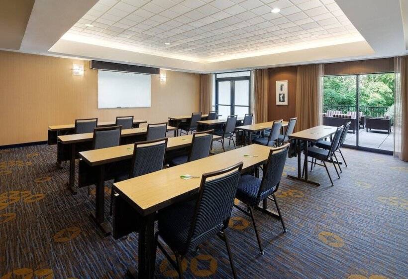 هتل Courtyard Grand Rapids Airport