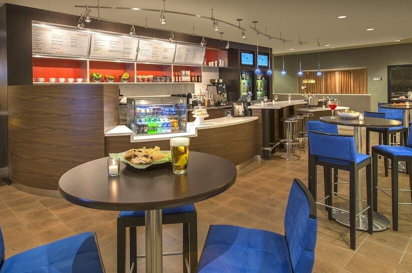 هتل Courtyard Grand Rapids Airport