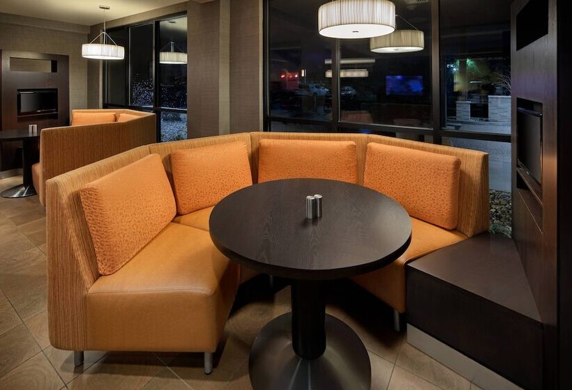 فندق Courtyard Grand Rapids Airport