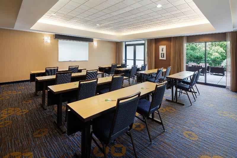 هتل Courtyard Grand Rapids Airport