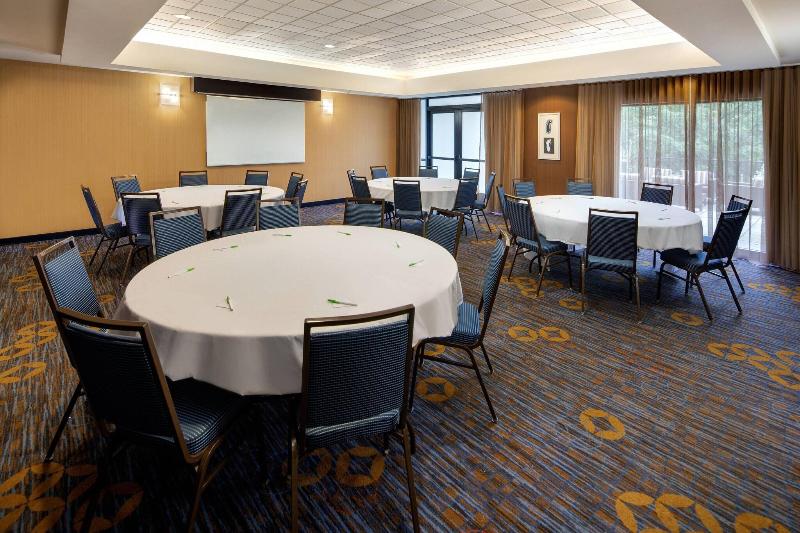 هتل Courtyard Grand Rapids Airport