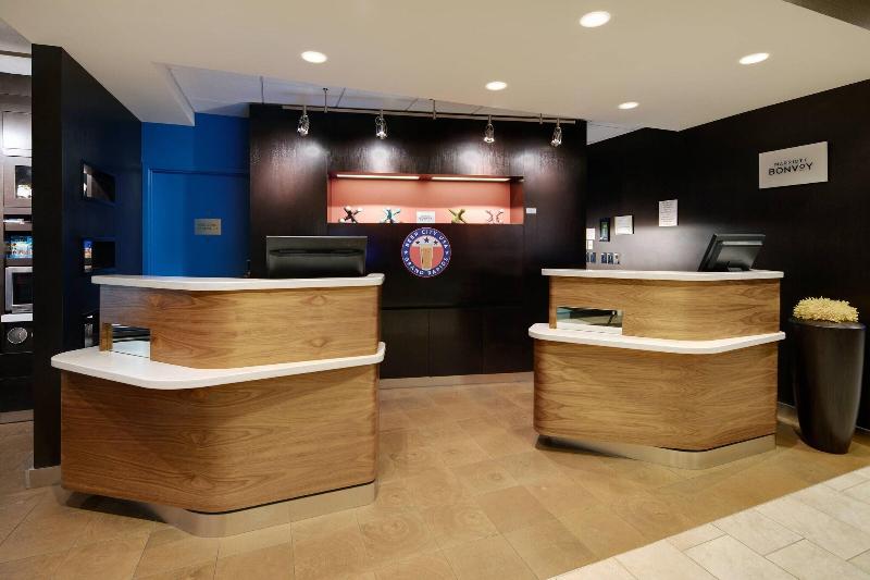 هتل Courtyard Grand Rapids Airport